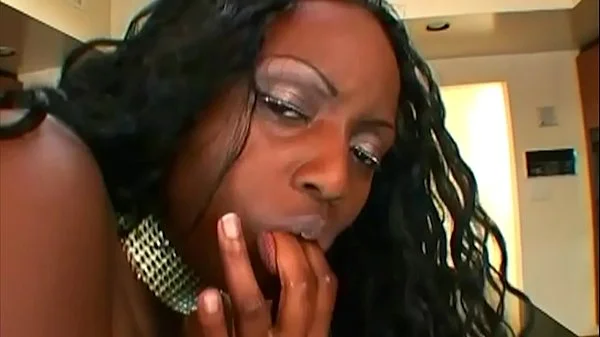 Ebony in this scene, she not only wants the cock between her legs, her ass fills all by itself .. we change that, you can see it here ....