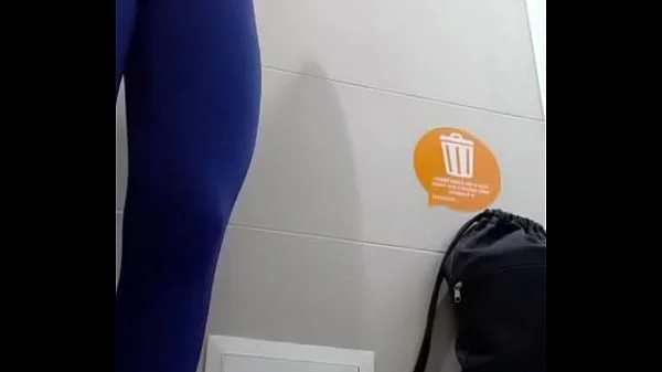 Latina fitness se corre en baño de gym