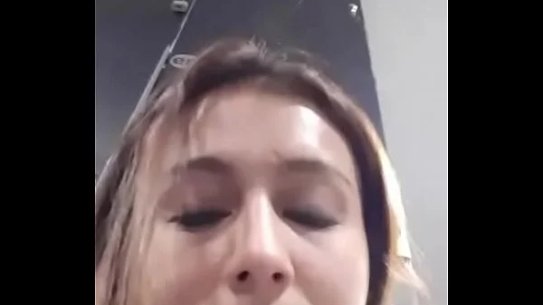Latina fitness se corre en baño de gym