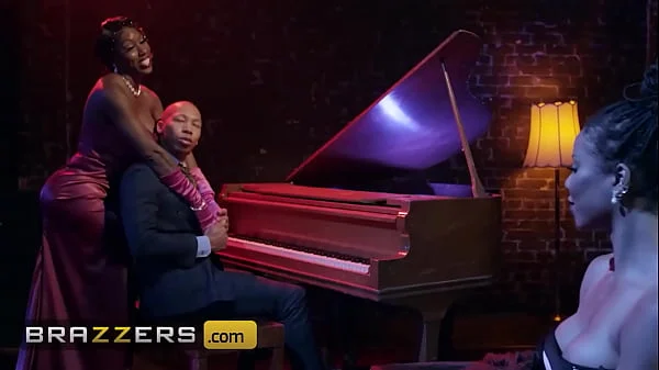 (Ebony Mystique) Ricky's Routine Before The Show Is Sex (Kira Noir) Wants To Be A Part Of It - Brazzers