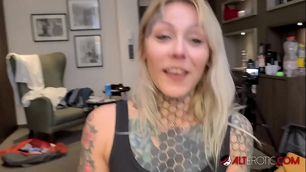 Tattooed babe Nayomi Sharp sucks Sascha's big cock