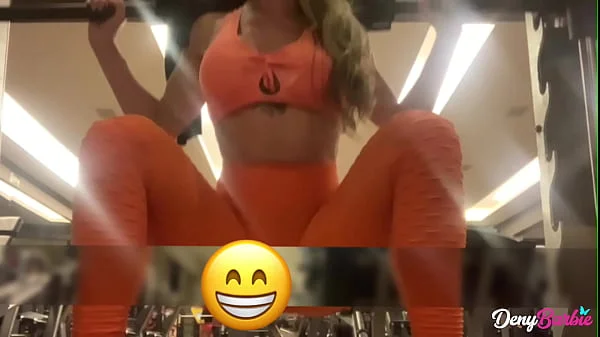 Milf gostosa liberando o cuzinho para o personal depois da academia! - www.denybarbie.com.br