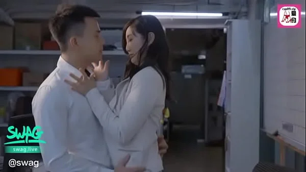 聽話的吞精女上司，巨乳被壓制在會議室玻璃上性愛 SWAG.live SWYP-00010