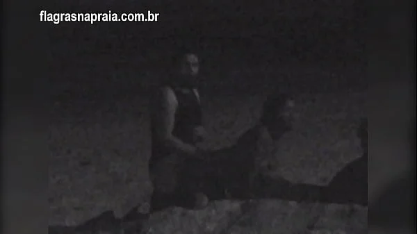 Filmei um casal fazendo sexo na praia a noite. Um segurança botou eles pra correr