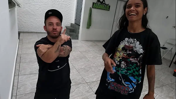 Pitoco chegou junto da ninfeta e quer meter o ferro