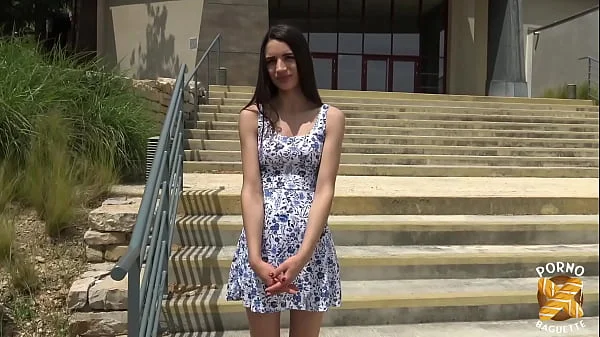 Candie, 19 ans, essaye la double pénétration et adore ça