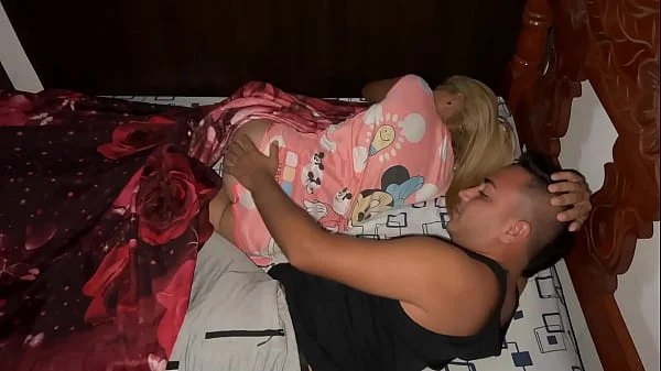 Me Toco Compartir Habitación con mi Amigo Pero Por La Noche Empezo a Tocarme el Culo y a Meterme Mano