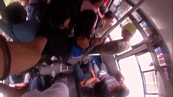 Llevaba un falda muy corta y no puede evitar rozarle mi verga en las nalgas, ARRIMONES CDMX