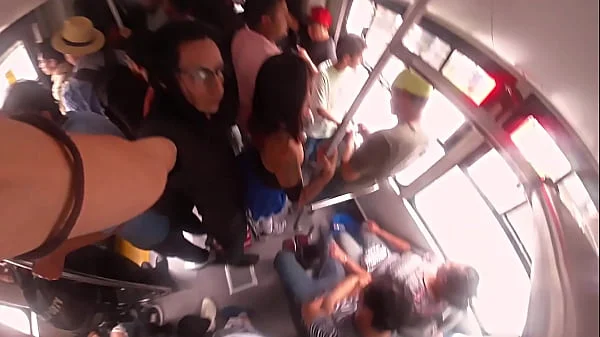 Llevaba un falda muy corta y no puede evitar rozarle mi verga en las nalgas, ARRIMONES CDMX
