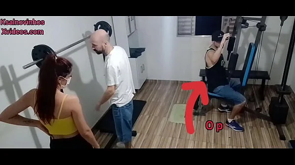 Namorada infiel traindo marido na cara larga bem ao seu lado na academia!