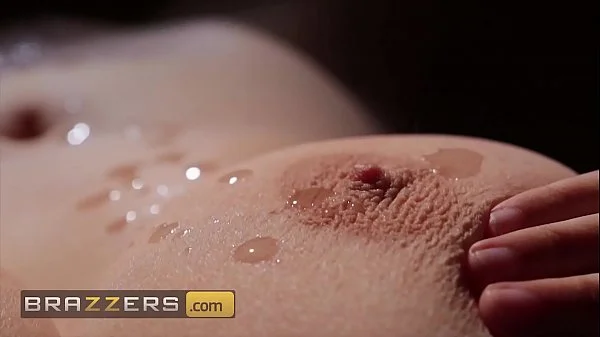 Curvy lesbians (Angela White, Codi Vore) Shake their all natural giant tits - Brazzers