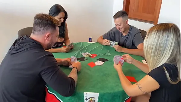 Um jogo de cartas acabou em troca de casal com Kel Abate e a Bruna Carlos! Continua no RED.