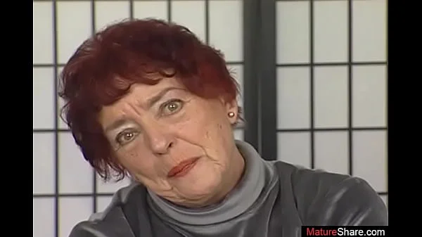 Old lady deals dildo up her bush during home casting