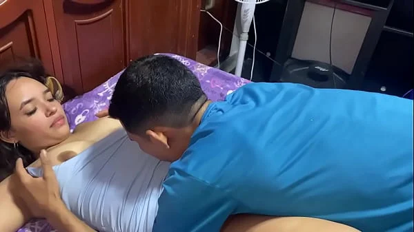 mi hermanastro me hace sexo anal mientras descansaba mientras se corre en mi boca
