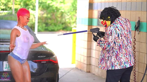 Jasamine Banks Gives Gibby The Clown The Car Wash Of His Life