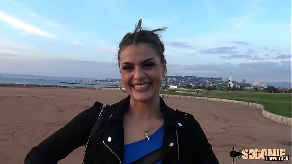 Claudia, brunette coquine, va réaliser son fantasme