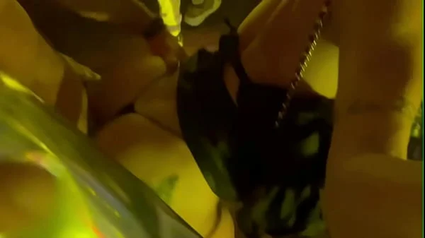 Loira gostosa fica excitada no meio da balada.