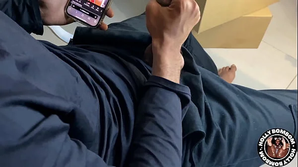 ESTAVA AJUDANDO NA MUDANÇA DA AMIGA , NÃO AGUENTEI SENTEI NA ROLA GROSSA DO MACHO DELA / Completo no Red e sheer