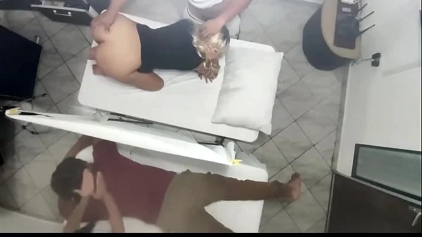 Masajes en Pareja Quedo Grabado Como La Esposa es Follada al Lado de su Marido