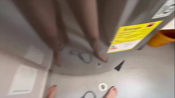 En la ventana no!! Se van a dar cuenta que me gustan las lesbianas!!