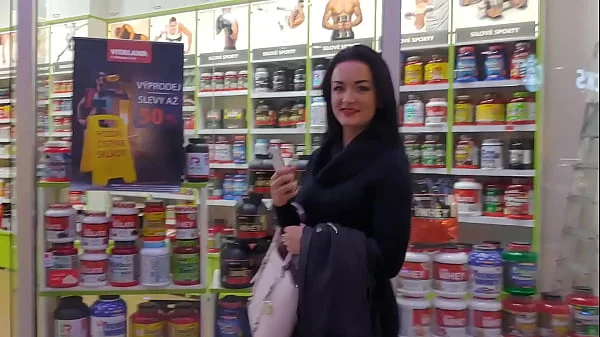 Succhia e beve sborra di due cazzoni nel cesso di un centro commerciale