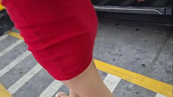 Esposa no mercado sem calcinha exibe em publico!