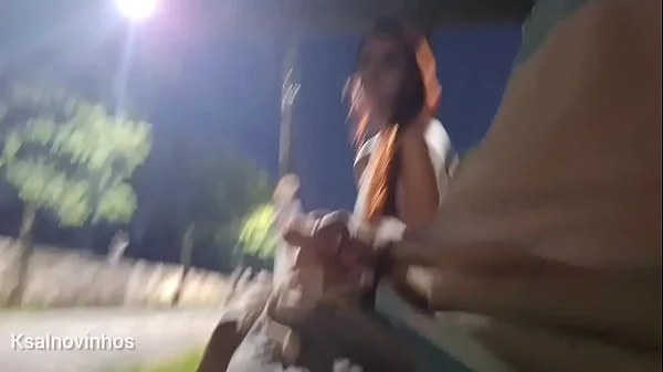 Punheta arriscada no ponto de ônibus ao lado de uma desconhecida linda e ?