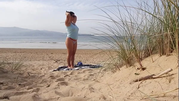 I filmed a curvy MILF changing clothes and doing Exercises on the Beach