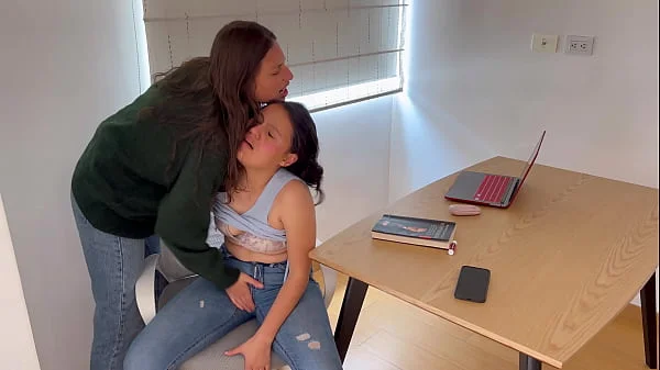 Cumplo mi fetiche de tener sexo lésbico con jeans.