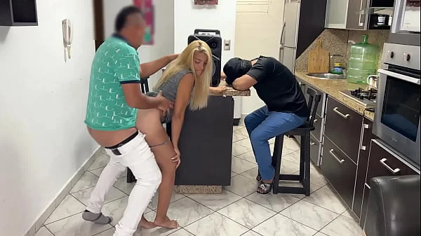 ME PRESTO a su Novia para Bailar Pero se me Levanto la Polla con su Culo Rozando