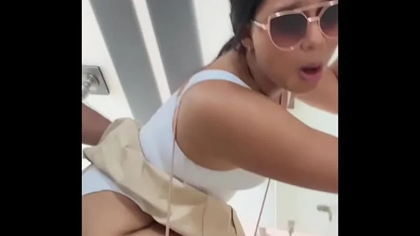 LATINA CACHONDA ES FOLLLADA EN PUBLICO POR SU AMANTE