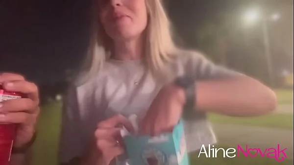 Reencontramos o motoboy no parque e fomos parar no motel! A loira gostosa adora uma aventura a três! - alinenovak.com.br