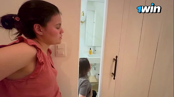 Le doy ordenes sexules a mi novia y se viene en un baño público.