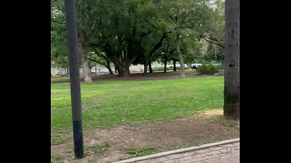 TOMANDO LECHE EN UN PARQUE PÚBLICO DE DIA EN BUENOS AIRES
