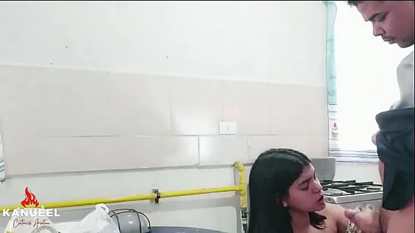 PETITE TATUADA LATINA CABALGA LA VERGA DEL TENDERO HASTA SACARLE TODA LA LECHE