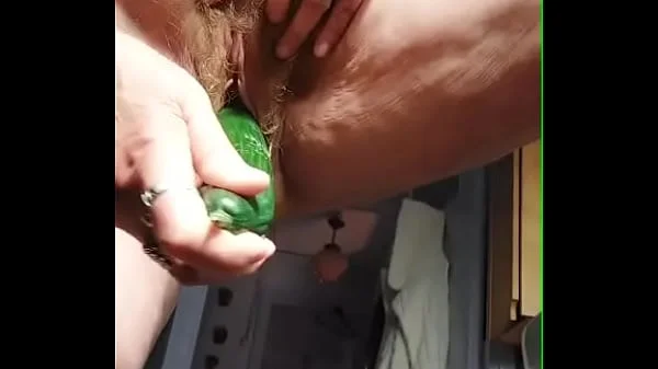 Oma neukt oude hairige kut met komkommer