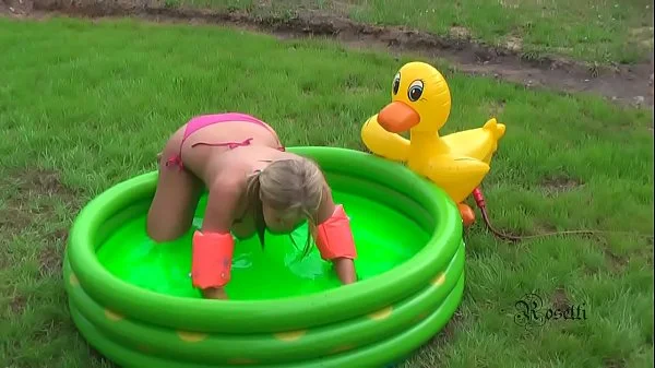 Perverses Teeny im Gummi Planschbecken - Piss und Blasaction