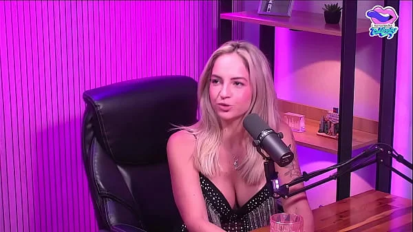 A loirinha peladinha no estudio