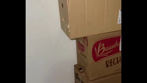 Mostrou o cu e a bucetinha no mercado e deu a buceta pro Gerente no estoque do supermercado ( vídeo em publico amador ).