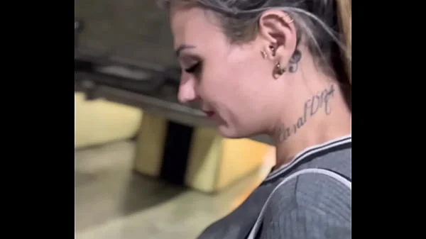 Fiquei com tanto tesão dentro da estação do metrô minha buceta estava toda molhada ! Fui da no banheiro e chupa esse pau grosso do meu marido .(EM PUBLICO)