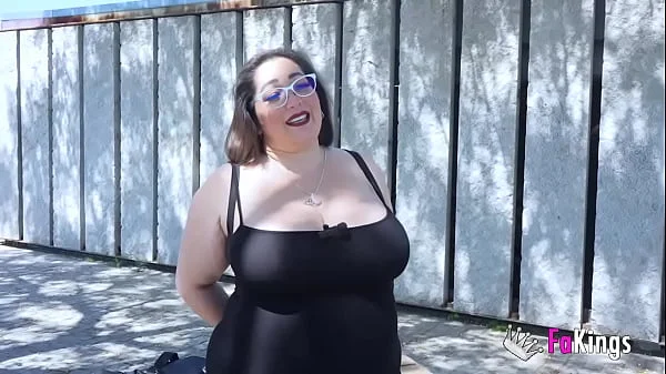 Ultimate BIG TITS poll: BBW MILF Mae Quira questions randoms at the street