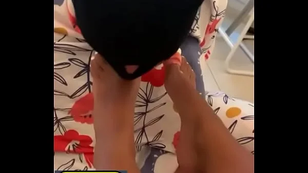 Aux pieds d’une magnifique beurette