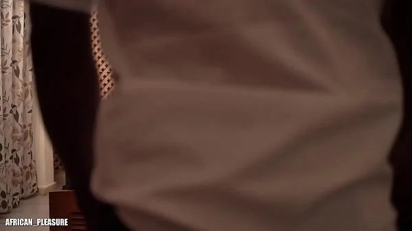 pour se faire pardonner ma femme moffre sa copine au gros cul