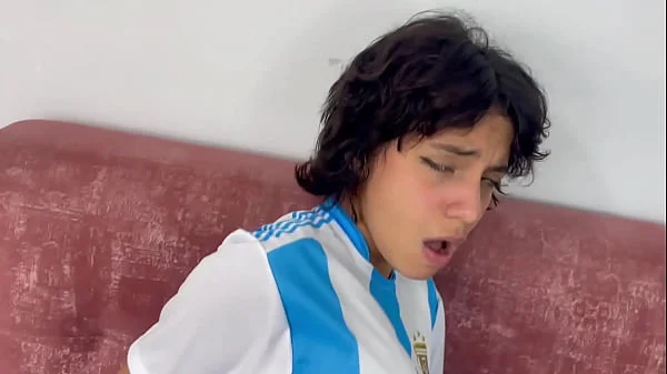 Me veo la final de la copa con mi pequeña hermanastra y termino follandola y demostrando quien es el campeón. H.L.