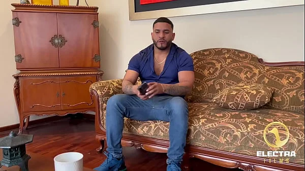 Predicadora reformada toca la puerta de un hombre arrecho. y este le hace volver a su vida de mundana de antes (ERA NINFÓMANA)