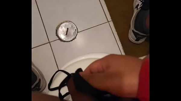 LA MAMA DE MI MEJOR AMIGO ME ENCUENTRA MASTURBANDOME CON SU TANGA Y ME LO CHUPA HASTA VENIRME EN SU BOCA PARTE 2