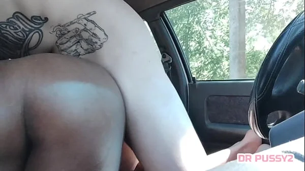 EBONY TRAIO O MARIDO E CAVALGA FORTE DENTRO DO CARRO AO FAZER SEXO EM PUBLICO ATÉ FICAR CHEIA DE LEITE NOS PEITOS ENORMES POR HOMEM DE DREADLOCKS E TATUADO COM PAU GIGANTE QUE A FODE TODA SEM PIADA