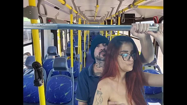 Estudande e fodida por estranho dentro do onibus!