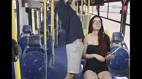Encoxei novinha estudante no onibus e acabei gozando em seus peitinhos!