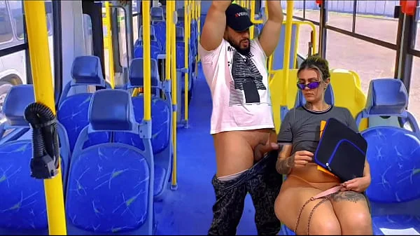 acochei a minha vizinha ninfeta vindo da escola dentro do ônibus público safada não conseguiu resistir e caiu d boca na minha rola ali mesmo( completo no sheer e red)